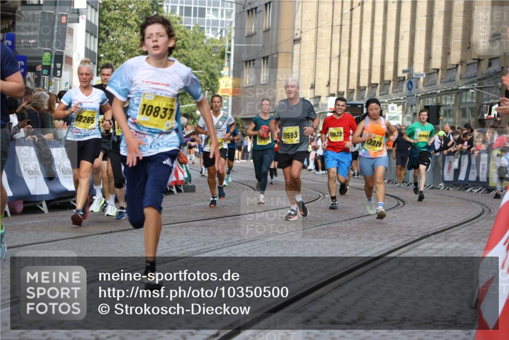13.09.2026 - 21. swb-Marathon Bremen Strokosch-Dieckow http://msf.ph/oto/10350500 13.09.2026 10:54:32 Ziel 10359, 10503, 10577, 10749, 10822, 10837, 10996, 11099, 11118, 11290, 11329, 11361, 11476, 11765, 11843, 11989, 11998, 10589, 10608, 10704, 11040, 11174, 11389, 11569, 11874, 12038, 12519, 12800, 13526 meine-sportfotos.de
