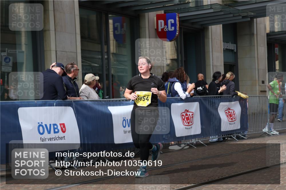 13.09.2026 - 21. swb-Marathon Bremen Strokosch-Dieckow http://msf.ph/oto/10350619 13.09.2026 11:13:24 Ziel 10330, 10484, 10545, 10766, 10883, 10889, 11078, 11084, 11392, 11954, 11999, 12010, 12280, 10804, 11048, 11357, 11392, 11670, 12393, 12418, 12460, 12521 meine-sportfotos.de