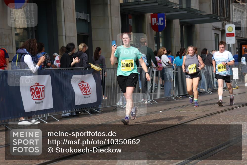 13.09.2026 - 21. swb-Marathon Bremen Strokosch-Dieckow http://msf.ph/oto/10350662 13.09.2026 11:13:26 Ziel 10330, 10545, 10766, 10883, 10889, 11078, 11084, 11954, 11999, 12010, 12280, 10484, 10883, 11048, 11357, 11392, 11670, 12393, 12418, 12460, 12521 meine-sportfotos.de