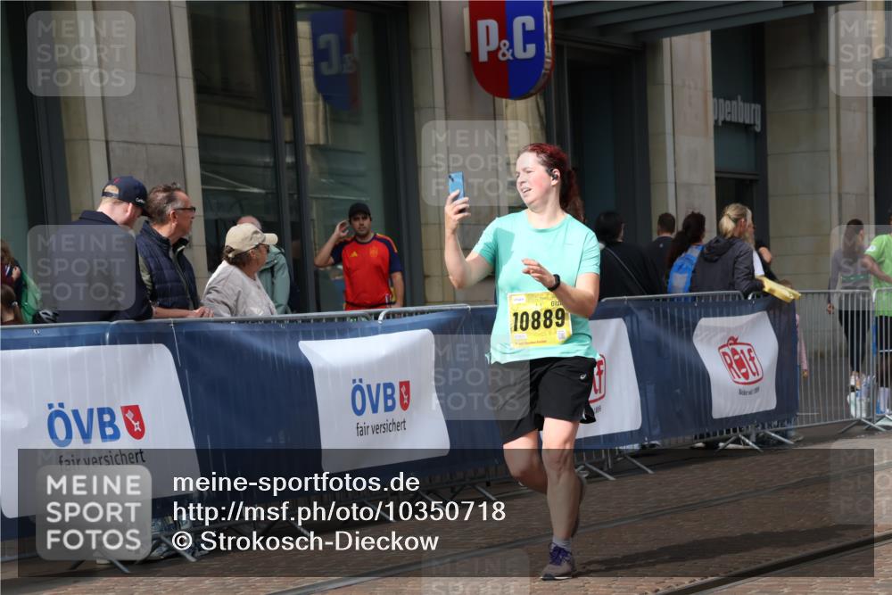 13.09.2026 - 21. swb-Marathon Bremen Strokosch-Dieckow http://msf.ph/oto/10350718 13.09.2026 11:13:27 Ziel 10330, 10545, 10766, 10889, 11078, 11084, 11954, 11999, 12010, 12280, 10484, 10545, 10883, 11048, 11392, 11670, 12460, 12521 meine-sportfotos.de