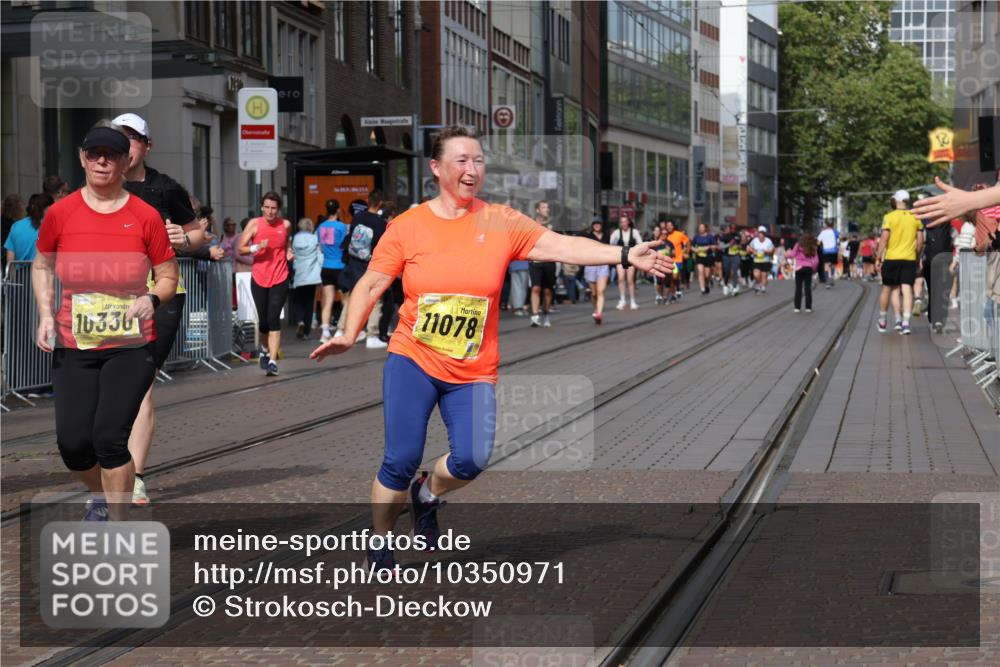 13.09.2026 - 21. swb-Marathon Bremen Strokosch-Dieckow http://msf.ph/oto/10350971 13.09.2026 11:13:35 Ziel 10330, 10491, 10766, 10799, 10880, 11027, 11078, 11902, 12010, 10484, 10545, 10883, 10889, 11084, 11392, 11670, 11954, 11999, 12280, 12460, 12521 meine-sportfotos.de