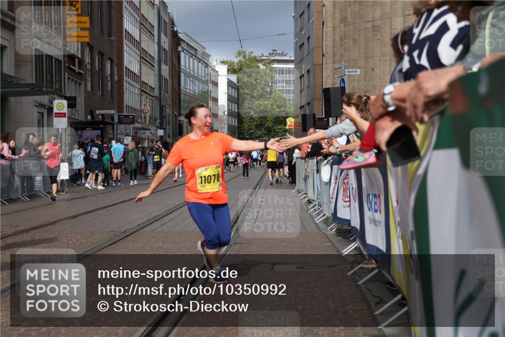 13.09.2026 - 21. swb-Marathon Bremen Strokosch-Dieckow http://msf.ph/oto/10350992 13.09.2026 11:13:35 Ziel 10330, 10491, 10766, 10799, 10880, 11027, 11078, 11902, 12010, 10484, 10545, 10883, 10889, 11084, 11392, 11670, 11954, 11999, 12280, 12460, 12521 meine-sportfotos.de