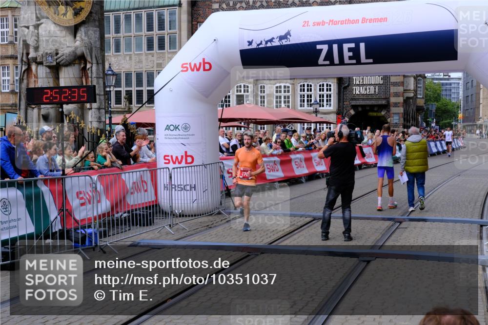 13.09.2026 - 21. swb-Marathon Bremen Tim E. http://msf.ph/oto/10351037 13.09.2026 12:23:25 Ziel  meine-sportfotos.de