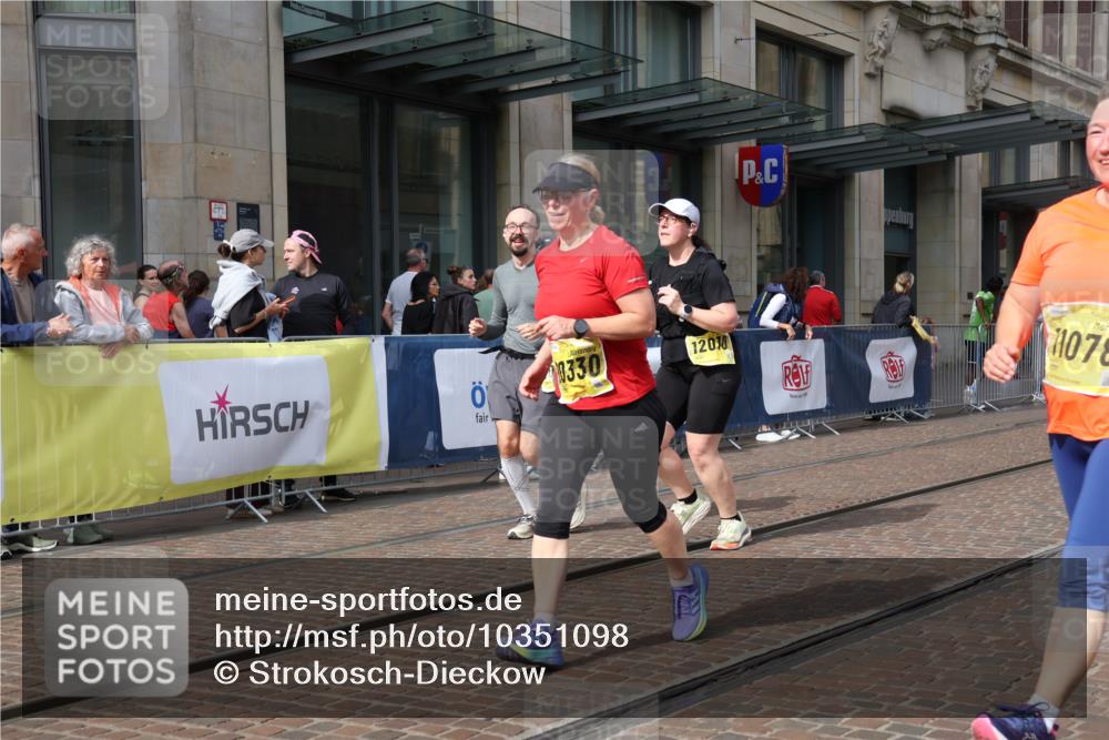 13.09.2026 - 21. swb-Marathon Bremen Strokosch-Dieckow http://msf.ph/oto/10351098 13.09.2026 11:13:38 Ziel 10330, 10491, 10766, 10799, 10880, 11027, 11078, 11902, 12010, 10484, 10545, 10766, 10883, 10889, 11084, 11392, 11670, 11954, 11999, 12010, 12280, 12460, 12521 meine-sportfotos.de