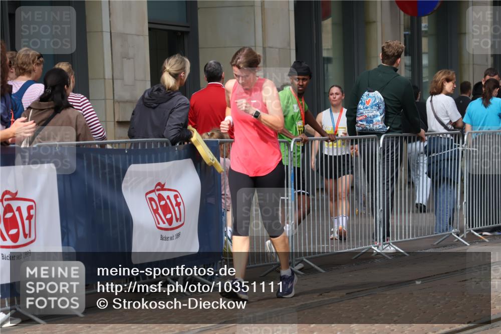 13.09.2026 - 21. swb-Marathon Bremen Strokosch-Dieckow http://msf.ph/oto/10351111 13.09.2026 11:13:41 Ziel 10330, 10491, 10799, 10880, 11027, 11078, 11902, 10484, 10545, 10766, 10883, 10889, 11084, 11392, 11670, 11954, 11999, 12010, 12280, 12460, 12521 meine-sportfotos.de