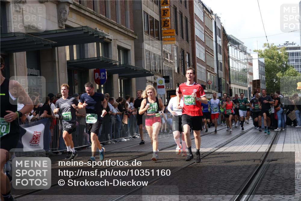 13.09.2026 - 21. swb-Marathon Bremen Strokosch-Dieckow http://msf.ph/oto/10351160 13.09.2026 13:32:02 Ziel 287, 1369, 1687, 2292, 2293, 2910, 2992, 3402, 3429, 3441, 3650, 3922, 4057, 4263, 4380, 4471, 4566, 4655, 4835, 5281, 5628, 6258, 6475, 6518, 6593, 6781, 6857, 6875, 6900, 7150, 7173, 7182, 7553, 7572, 7818, 8632, 9040, 9151, 9198, 9283, 9394, 9719, 9779, 13029, 13182, 13208, 13244, 578, 846, 2310, 2934, 3115, 3205, 3239, 3244, 3278, 3946, 3989, 4030, 4164, 4797, 4979, 4998, 5158, 5325, 5363, 5899, 6062, 6100, 6116, 6193, 6213, 6354, 6602, 7242, 7260, 7526 meine-sportfotos.de