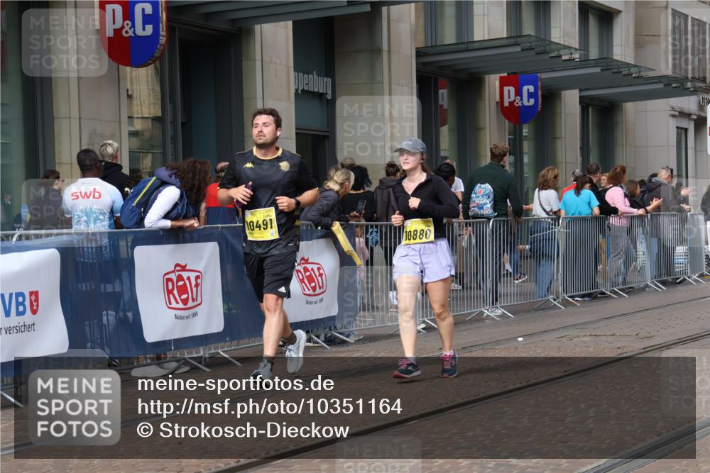 13.09.2026 - 21. swb-Marathon Bremen Strokosch-Dieckow http://msf.ph/oto/10351164 13.09.2026 11:13:49 Ziel 10402, 10491, 10586, 10799, 10854, 10880, 11027, 11233, 11535, 11864, 11902, 10330, 10484, 10545, 10766, 10883, 10889, 11078, 11084, 11392, 11954, 11999, 12010, 12280 meine-sportfotos.de
