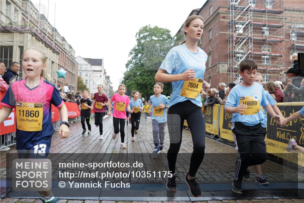 13.09.2026 - Kiel Lauf Yannick Fuchs http://msf.ph/oto/10351175 13.09.2026 08:57:33 Ziel 160, 406, 700, 1051, 1546, 1769, 2128, 2129, 4834, 5006, 5984, 6459, 7478, 7715, 9062, 9324, 9579, 10428, 10876, 11356, 2384, 3382, 3665, 4908, 5003, 5340, 5719, 5809, 7752, 8341, 9542, 10321, 10892, 11495, 11558, 12215, 12455, 12512, 57, 689, 1520, 1714, 2326, 2439, 3020, 3359, 3375, 3691, 4182, 4185, 4321, 4382, 4383, 5093, 5219, 5244, 5666, 5733, 5762, 5765, 5895, 6056, 7058, 7547, 7604, 7608, 7609, 8668, 8838, 9870, 9872, 10847, 10889, 11227, 81, 2384 meine-sportfotos.de