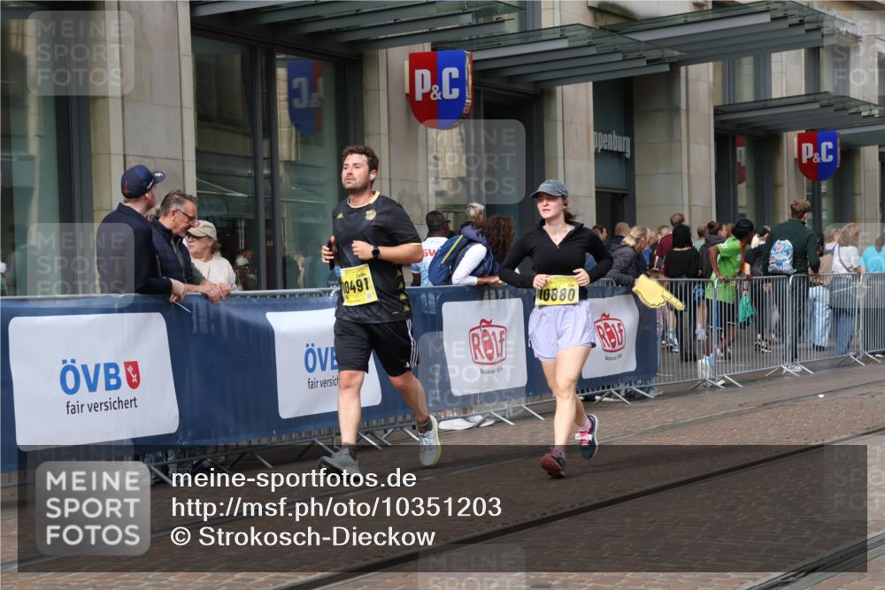 13.09.2026 - 21. swb-Marathon Bremen Strokosch-Dieckow http://msf.ph/oto/10351203 13.09.2026 11:13:51 Ziel 10395, 10396, 10402, 10491, 10586, 10799, 10854, 10880, 11027, 11233, 11535, 11864, 11902, 10330, 10545, 10766, 10883, 10889, 11078, 11084, 11954, 11999, 12010, 12280 meine-sportfotos.de