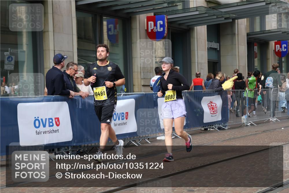 13.09.2026 - 21. swb-Marathon Bremen Strokosch-Dieckow http://msf.ph/oto/10351224 13.09.2026 11:13:51 Ziel 10395, 10396, 10402, 10491, 10586, 10799, 10854, 10880, 11027, 11233, 11535, 11864, 11902, 10330, 10545, 10766, 10883, 10889, 11078, 11084, 11954, 11999, 12010, 12280 meine-sportfotos.de