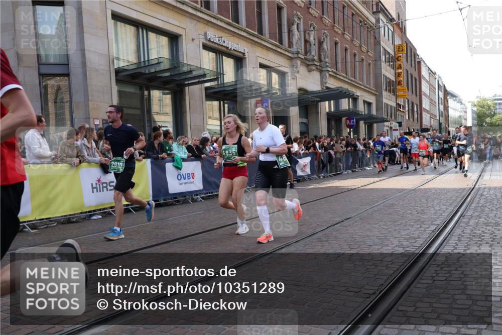 13.09.2026 - 21. swb-Marathon Bremen Strokosch-Dieckow http://msf.ph/oto/10351289 13.09.2026 13:32:05 Ziel 287, 1369, 1687, 2292, 2293, 2910, 2992, 3402, 3429, 3441, 3650, 3878, 3922, 4057, 4263, 4380, 4471, 4566, 4655, 4835, 5281, 5628, 6258, 6475, 6518, 6593, 6760, 6781, 6857, 6875, 6900, 7150, 7173, 7182, 7553, 7572, 7818, 7990, 8632, 8957, 9040, 9151, 9175, 9198, 9283, 9394, 9719, 9779, 13029, 13182, 13208, 13244, 578, 846, 2310, 2934, 3205, 3244, 3278, 3946, 3989, 4030, 4566, 4797, 4979, 4998, 5158, 5325, 5363, 5899, 6116, 6213, 6354, 7242, 7260, 7526, 7818 meine-sportfotos.de