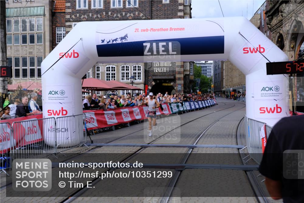 13.09.2026 - 21. swb-Marathon Bremen Tim E. http://msf.ph/oto/10351299 13.09.2026 12:27:46 Ziel  meine-sportfotos.de