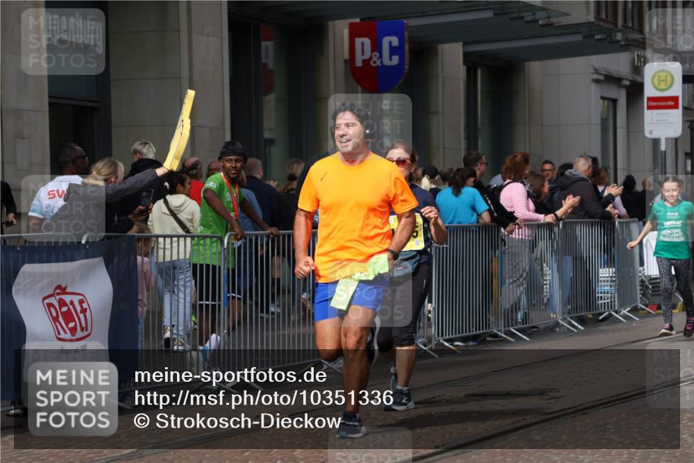 13.09.2026 - 21. swb-Marathon Bremen Strokosch-Dieckow http://msf.ph/oto/10351336 13.09.2026 11:13:56 Ziel 10395, 10396, 10402, 10586, 10784, 10854, 11027, 11173, 11233, 11363, 11535, 11703, 11864, 11902, 12100, 10330, 10491, 10766, 10799, 10880, 10889, 11078, 11084, 11999, 12010 meine-sportfotos.de