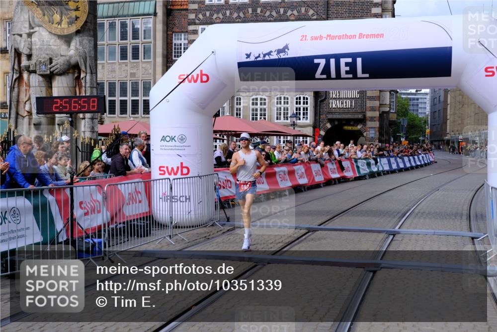 13.09.2026 - 21. swb-Marathon Bremen Tim E. http://msf.ph/oto/10351339 13.09.2026 12:27:48 Ziel  meine-sportfotos.de