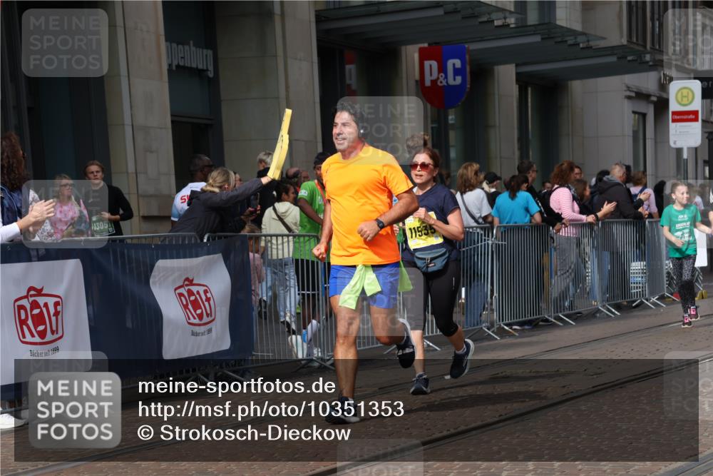 13.09.2026 - 21. swb-Marathon Bremen Strokosch-Dieckow http://msf.ph/oto/10351353 13.09.2026 11:13:56 Ziel 10395, 10396, 10402, 10586, 10784, 10854, 11027, 11173, 11233, 11363, 11535, 11703, 11864, 11902, 12100, 10330, 10491, 10766, 10799, 10880, 10889, 11078, 11084, 11999, 12010 meine-sportfotos.de