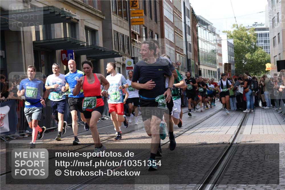 13.09.2026 - 21. swb-Marathon Bremen Strokosch-Dieckow http://msf.ph/oto/10351354 13.09.2026 13:32:07 Ziel 287, 1369, 1687, 2292, 2293, 2910, 2992, 3354, 3402, 3429, 3441, 3650, 3878, 3922, 4057, 4263, 4380, 4471, 4655, 4835, 5281, 5628, 6258, 6475, 6518, 6593, 6760, 6781, 6857, 6875, 6900, 7150, 7173, 7553, 7572, 7990, 8632, 8957, 9040, 9151, 9175, 9198, 9283, 9719, 9779, 13029, 13182, 13208, 13244, 578, 846, 2310, 2934, 3205, 3278, 3946, 3989, 4030, 4566, 4797, 4979, 4998, 5158, 5325, 5363, 5628, 6116, 6354, 7182, 7242, 7526, 7818, 9394 meine-sportfotos.de