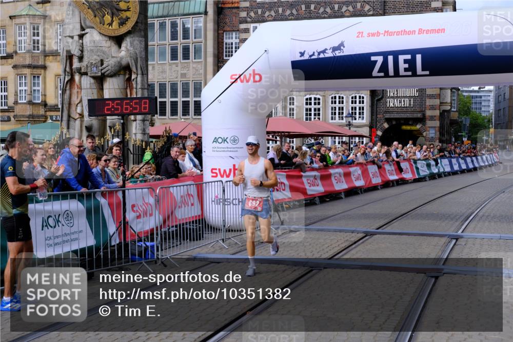 13.09.2026 - 21. swb-Marathon Bremen Tim E. http://msf.ph/oto/10351382 13.09.2026 12:27:48 Ziel  meine-sportfotos.de