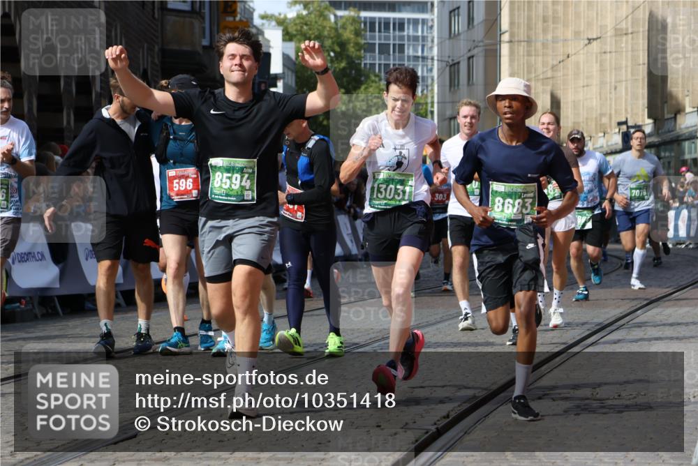 13.09.2026 - 21. swb-Marathon Bremen Strokosch-Dieckow http://msf.ph/oto/10351418 13.09.2026 13:29:37 Ziel 132, 303, 394, 596, 651, 745, 1365, 1387, 1545, 1823, 2023, 2070, 2301, 2867, 2957, 3258, 3796, 3846, 3912, 4541, 5036, 5599, 6030, 6103, 7013, 7149, 7361, 7631, 7860, 8007, 8009, 8066, 8099, 8277, 8338, 8675, 9249, 9661, 9889, 10128, 109, 124, 454, 716, 1073, 1173, 1581, 1861, 2289, 3320, 3618, 3667, 4115, 4524, 4575, 4576, 6006, 6127, 6725, 7079, 7093, 7884, 8267, 8481, 8612, 8771, 8899, 9049, 9534, 9747, 9770, 10013 meine-sportfotos.de