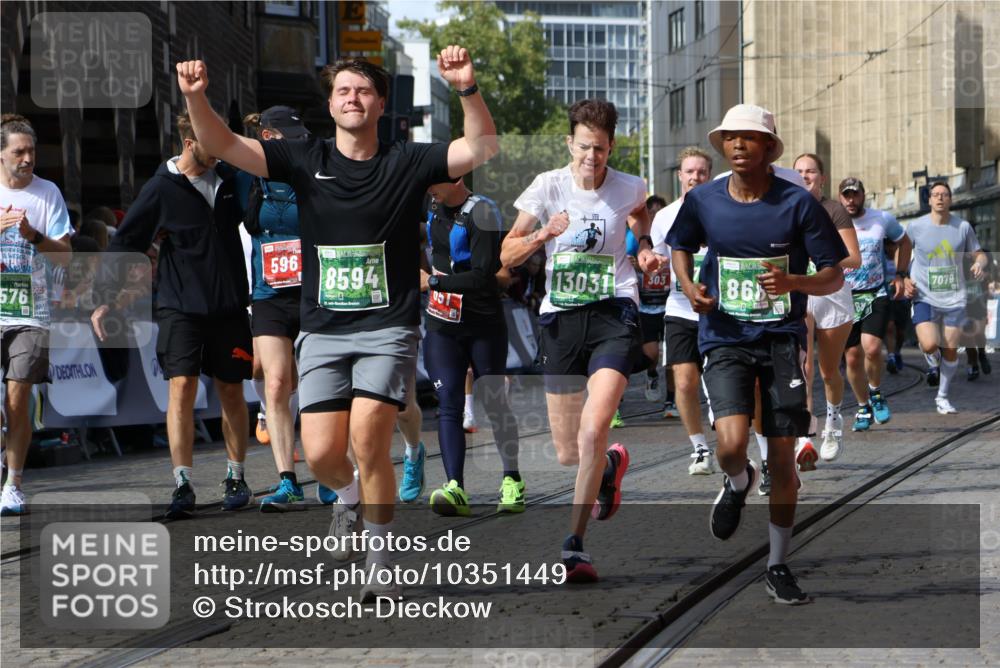 13.09.2026 - 21. swb-Marathon Bremen Strokosch-Dieckow http://msf.ph/oto/10351449 13.09.2026 13:29:37 Ziel 132, 303, 394, 596, 651, 745, 1365, 1387, 1545, 1823, 2023, 2070, 2301, 2867, 2957, 3258, 3796, 3846, 3912, 4541, 5036, 5599, 6030, 6103, 7013, 7149, 7361, 7631, 7860, 8007, 8009, 8066, 8099, 8277, 8338, 8675, 9249, 9661, 9889, 10128, 109, 124, 454, 716, 1073, 1173, 1581, 1861, 2289, 3320, 3618, 3667, 4115, 4524, 4575, 4576, 6006, 6127, 6725, 7079, 7093, 7884, 8267, 8481, 8612, 8771, 8899, 9049, 9534, 9747, 9770, 10013 meine-sportfotos.de