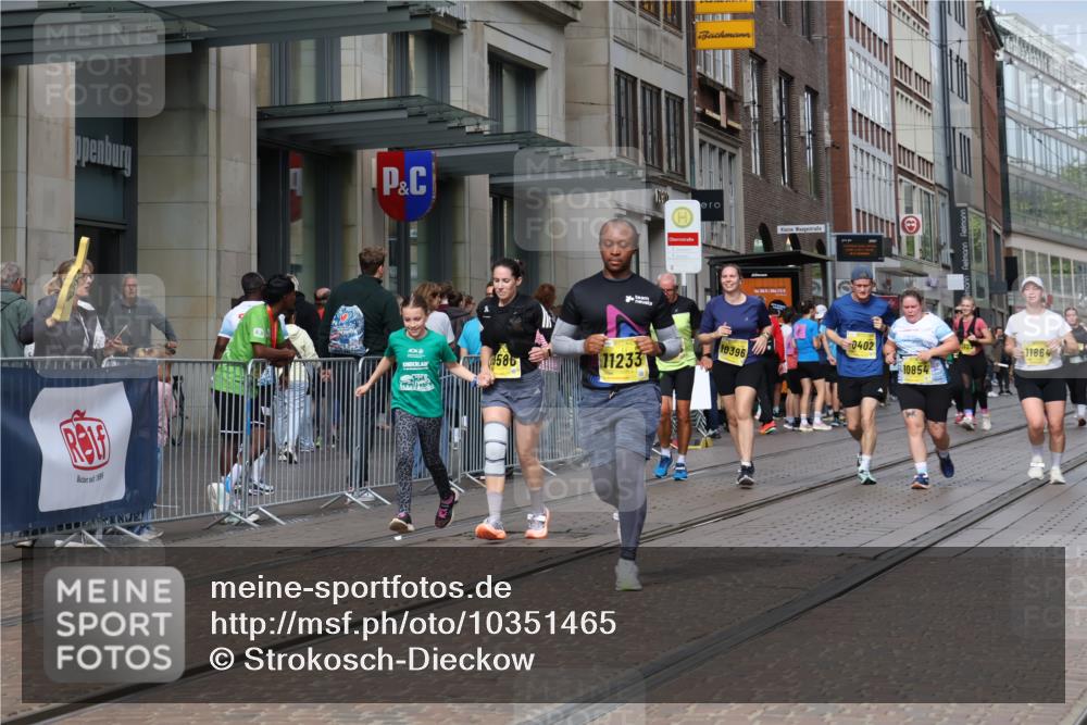 13.09.2026 - 21. swb-Marathon Bremen Strokosch-Dieckow http://msf.ph/oto/10351465 13.09.2026 11:13:59 Ziel 10303, 10395, 10396, 10402, 10586, 10722, 10784, 10854, 11027, 11041, 11140, 11173, 11233, 11363, 11535, 11703, 11864, 11902, 12100, 12431, 10330, 10491, 10766, 10799, 10880, 11027, 11078, 11902, 11999, 12010 meine-sportfotos.de
