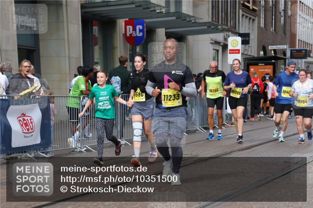 13.09.2026 - 21. swb-Marathon Bremen Strokosch-Dieckow http://msf.ph/oto/10351500 13.09.2026 11:14:00 Ziel 10303, 10395, 10396, 10402, 10586, 10722, 10784, 10854, 11041, 11140, 11173, 11233, 11363, 11535, 11703, 11864, 12100, 12112, 12431, 10330, 10491, 10766, 10799, 10880, 11027, 11078, 11902, 12010 meine-sportfotos.de