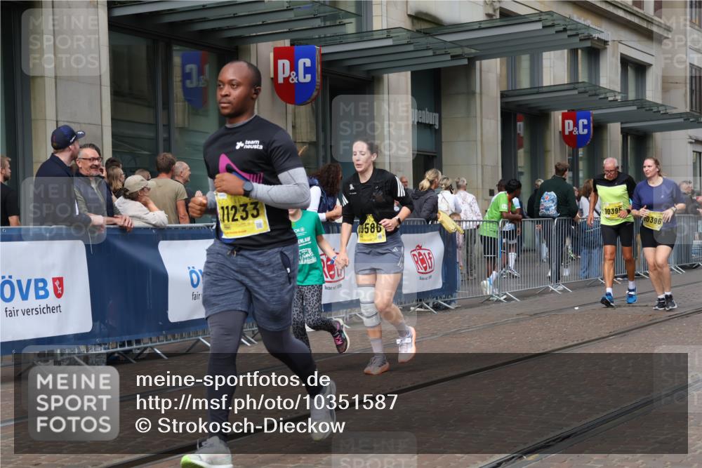 13.09.2026 - 21. swb-Marathon Bremen Strokosch-Dieckow http://msf.ph/oto/10351587 13.09.2026 11:14:02 Ziel 10303, 10395, 10396, 10402, 10586, 10722, 10784, 10854, 11041, 11140, 11173, 11233, 11363, 11535, 11703, 11864, 12100, 12112, 12431, 10330, 10491, 10766, 10799, 10880, 11027, 11078, 11902, 12010 meine-sportfotos.de