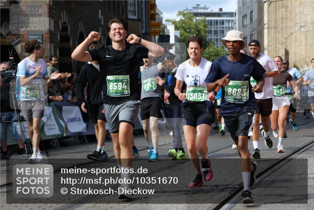13.09.2026 - 21. swb-Marathon Bremen Strokosch-Dieckow http://msf.ph/oto/10351670 13.09.2026 13:29:37 Ziel 132, 303, 394, 596, 651, 745, 1365, 1387, 1545, 1823, 2023, 2070, 2301, 2867, 2957, 3258, 3796, 3846, 3912, 4541, 5036, 5599, 6030, 6103, 7013, 7149, 7361, 7631, 7860, 8007, 8009, 8066, 8099, 8277, 8338, 8675, 9249, 9661, 9889, 10128, 109, 124, 454, 716, 1073, 1173, 1581, 1861, 2289, 3320, 3618, 3667, 4115, 4524, 4575, 4576, 6006, 6127, 6725, 7079, 7093, 7884, 8267, 8481, 8612, 8771, 8899, 9049, 9534, 9747, 9770, 10013 meine-sportfotos.de
