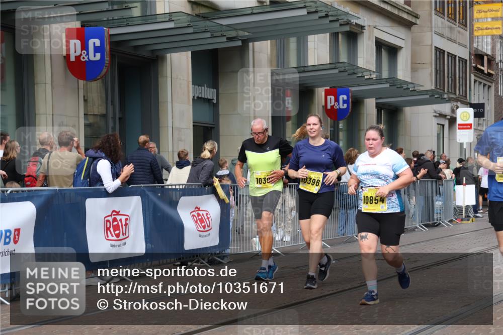 13.09.2026 - 21. swb-Marathon Bremen Strokosch-Dieckow http://msf.ph/oto/10351671 13.09.2026 11:14:04 Ziel 10303, 10395, 10396, 10402, 10586, 10722, 10784, 10854, 11041, 11140, 11173, 11233, 11363, 11535, 11703, 11864, 12100, 12112, 12431, 10330, 10491, 10799, 10880, 11027, 11078, 11902 meine-sportfotos.de
