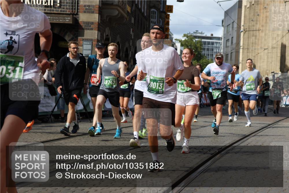 13.09.2026 - 21. swb-Marathon Bremen Strokosch-Dieckow http://msf.ph/oto/10351882 13.09.2026 13:29:39 Ziel 132, 303, 596, 651, 1083, 1365, 1387, 1545, 1823, 2023, 2301, 2867, 2957, 3258, 3721, 3796, 3846, 3912, 4541, 5036, 5599, 6030, 6103, 6499, 7013, 7149, 7361, 7631, 7649, 7860, 8007, 8009, 8066, 8099, 8277, 8338, 8675, 9249, 9661, 9889, 10128, 109, 124, 454, 716, 1073, 1173, 1861, 2289, 3320, 3618, 3667, 3908, 4115, 4524, 4575, 6127, 6725, 7079, 7093, 7884, 8267, 8612, 8771, 8899, 9049, 9534, 9747, 9770 meine-sportfotos.de