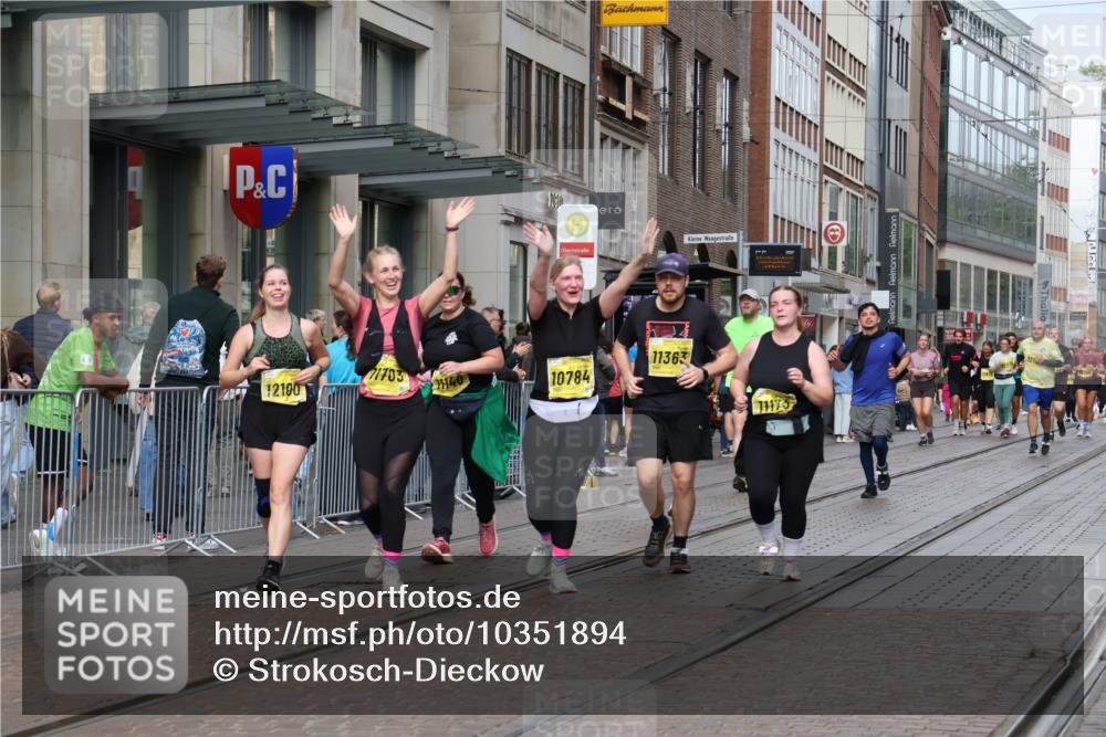 13.09.2026 - 21. swb-Marathon Bremen Strokosch-Dieckow http://msf.ph/oto/10351894 13.09.2026 11:14:09 Ziel 10303, 10395, 10396, 10402, 10586, 10722, 10784, 10854, 11041, 11140, 11173, 11363, 11408, 11703, 11864, 12100, 12112, 12431, 10491, 10799, 10880, 11027, 11233, 11535, 11902 meine-sportfotos.de