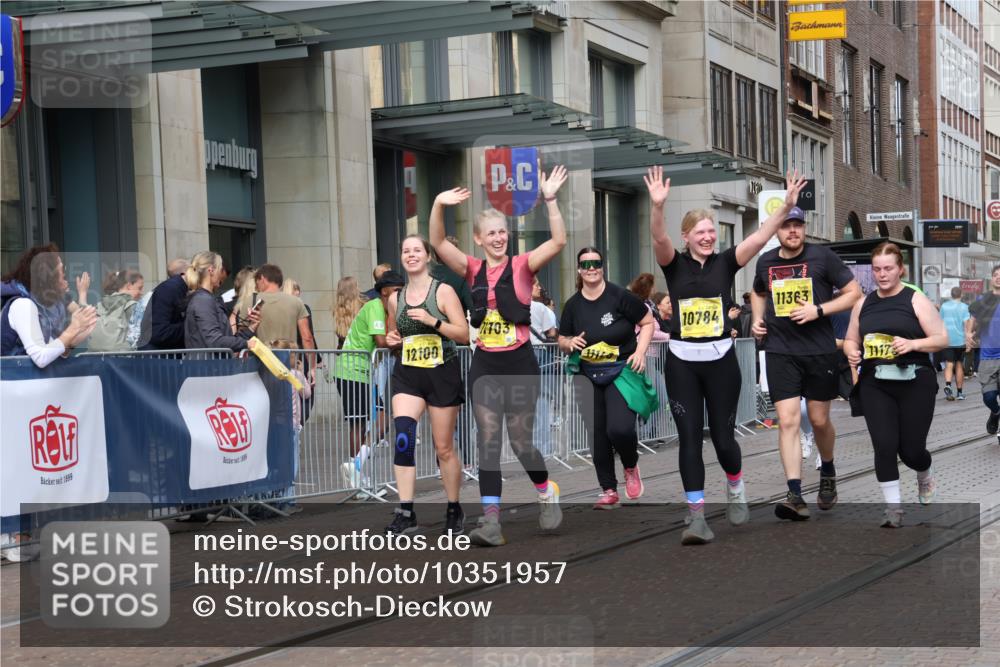 13.09.2026 - 21. swb-Marathon Bremen Strokosch-Dieckow http://msf.ph/oto/10351957 13.09.2026 11:14:10 Ziel 10303, 10395, 10396, 10402, 10586, 10722, 10784, 10854, 11041, 11140, 11173, 11363, 11408, 11703, 11864, 12100, 12112, 12431, 10402, 10491, 10799, 10880, 11027, 11233, 11535, 11864, 11902 meine-sportfotos.de
