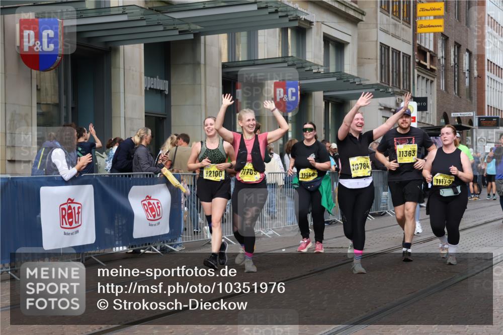 13.09.2026 - 21. swb-Marathon Bremen Strokosch-Dieckow http://msf.ph/oto/10351976 13.09.2026 11:14:10 Ziel 10303, 10395, 10396, 10402, 10586, 10722, 10784, 10854, 11041, 11140, 11173, 11363, 11408, 11703, 11864, 12100, 12112, 12431, 10402, 10491, 10799, 10880, 11027, 11233, 11535, 11864, 11902 meine-sportfotos.de