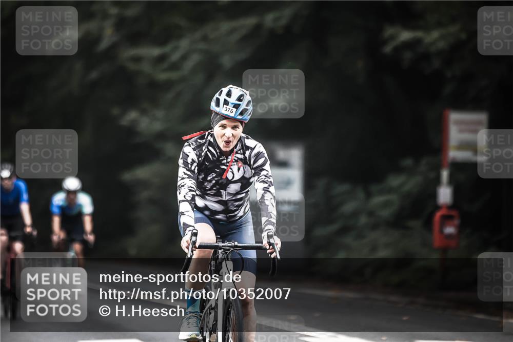 13.09.2026 - Stadtparktriathlon H.Heesch http://msf.ph/oto/10352007 13.09.2026 11:06:11 Radfahren 376, 582, 665, 687, 696 meine-sportfotos.de