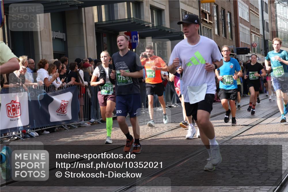 13.09.2026 - 21. swb-Marathon Bremen Strokosch-Dieckow http://msf.ph/oto/10352021 13.09.2026 13:32:23 Ziel 1437, 1687, 2292, 2293, 2611, 2638, 2992, 3354, 3429, 3878, 3895, 3902, 4233, 4263, 4323, 4380, 4862, 5009, 5398, 5581, 5657, 6583, 6593, 6718, 6760, 6786, 7016, 7173, 7466, 7758, 7990, 8344, 8367, 8506, 8957, 9040, 9175, 13164, 13232, 13234, 287, 1369, 2310, 2910, 3402, 3441, 3650, 3922, 4057, 4263, 4471, 4566, 4655, 4797, 4835, 5281, 5628, 6258, 6475, 6518, 7182, 7818, 9394, 13182 meine-sportfotos.de
