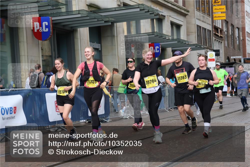 13.09.2026 - 21. swb-Marathon Bremen Strokosch-Dieckow http://msf.ph/oto/10352035 13.09.2026 11:14:12 Ziel 10303, 10395, 10396, 10519, 10586, 10722, 10784, 10854, 11041, 11140, 11173, 11363, 11408, 11703, 12100, 12112, 12431, 10402, 10491, 10799, 10854, 10880, 11027, 11233, 11535, 11864, 11902 meine-sportfotos.de