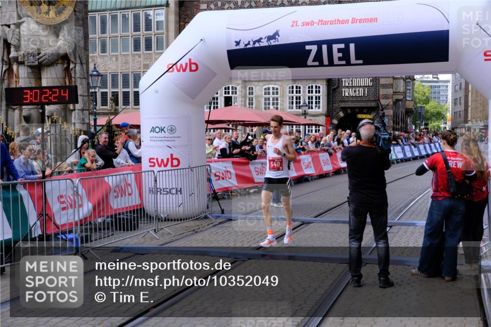 13.09.2026 - 21. swb-Marathon Bremen Tim E. http://msf.ph/oto/10352049 13.09.2026 12:33:14 Ziel 822 meine-sportfotos.de