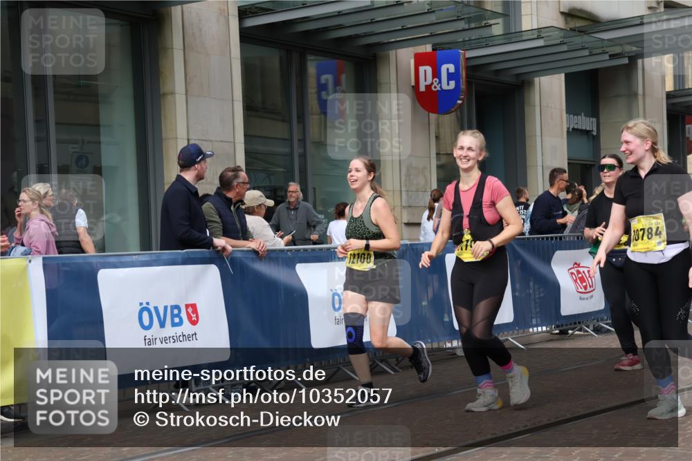 13.09.2026 - 21. swb-Marathon Bremen Strokosch-Dieckow http://msf.ph/oto/10352057 13.09.2026 11:14:12 Ziel 10303, 10395, 10396, 10519, 10586, 10722, 10784, 10854, 11041, 11140, 11173, 11363, 11408, 11703, 12100, 12112, 12431, 10402, 10491, 10799, 10854, 10880, 11027, 11233, 11535, 11864, 11902 meine-sportfotos.de
