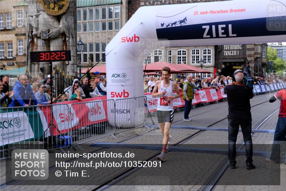 13.09.2026 - 21. swb-Marathon Bremen Tim E. http://msf.ph/oto/10352091 13.09.2026 12:33:14 Ziel 822 meine-sportfotos.de