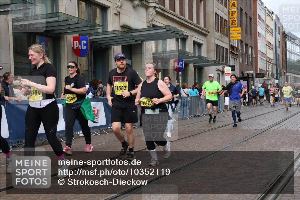 13.09.2026 - 21. swb-Marathon Bremen Strokosch-Dieckow http://msf.ph/oto/10352119 13.09.2026 11:14:14 Ziel 10303, 10395, 10396, 10519, 10705, 10722, 10784, 11041, 11140, 11173, 11186, 11363, 11408, 11703, 12100, 12112, 12431, 10402, 10491, 10586, 10799, 10854, 10880, 11027, 11233, 11535, 11864, 11902 meine-sportfotos.de