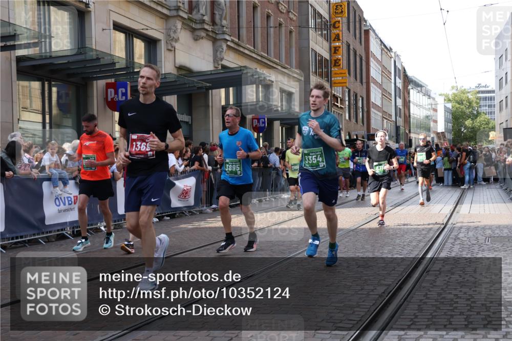 13.09.2026 - 21. swb-Marathon Bremen Strokosch-Dieckow http://msf.ph/oto/10352124 13.09.2026 13:32:25 Ziel 891, 1437, 1687, 2292, 2293, 2611, 2638, 2992, 3354, 3878, 3895, 3902, 4233, 4323, 4380, 4862, 5009, 5398, 5581, 5657, 6018, 6583, 6593, 6718, 6760, 6786, 7016, 7466, 7758, 7990, 8344, 8367, 8506, 8957, 9175, 10048, 13164, 13232, 13234, 13247, 287, 1369, 2292, 2293, 2310, 2910, 3402, 3429, 3441, 3650, 3922, 4057, 4263, 4380, 4471, 4566, 4655, 4835, 5281, 5628, 6258, 6475, 6518, 6593, 7182, 7818, 9394, 13182 meine-sportfotos.de