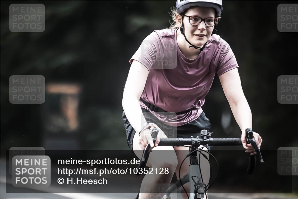 13.09.2026 - Stadtparktriathlon H.Heesch http://msf.ph/oto/10352128 13.09.2026 11:06:20 Radfahren 427, 544, 564, 687 meine-sportfotos.de