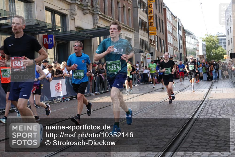 13.09.2026 - 21. swb-Marathon Bremen Strokosch-Dieckow http://msf.ph/oto/10352146 13.09.2026 13:32:25 Ziel 891, 1437, 1687, 2292, 2293, 2611, 2638, 2992, 3354, 3878, 3895, 3902, 4233, 4323, 4380, 4862, 5009, 5398, 5581, 5657, 6018, 6583, 6593, 6718, 6760, 6786, 7016, 7466, 7758, 7990, 8344, 8367, 8506, 8957, 9175, 10048, 13164, 13232, 13234, 13247, 287, 1369, 2292, 2293, 2310, 2910, 3402, 3429, 3441, 3650, 3922, 4057, 4263, 4380, 4471, 4566, 4655, 4835, 5281, 5628, 6258, 6475, 6518, 6593, 7182, 7818, 9394, 13182 meine-sportfotos.de