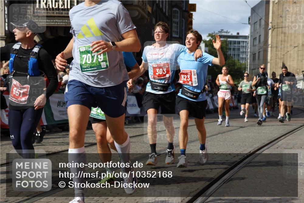 13.09.2026 - 21. swb-Marathon Bremen Strokosch-Dieckow http://msf.ph/oto/10352168 13.09.2026 13:29:43 Ziel 132, 303, 596, 651, 1083, 1365, 1387, 1545, 1823, 2023, 2076, 2301, 2742, 2867, 2957, 3258, 3721, 3796, 3846, 3912, 4541, 5036, 5244, 5599, 6030, 6103, 6499, 6690, 7013, 7149, 7361, 7426, 7631, 7649, 7860, 8007, 8009, 8066, 8099, 8277, 8338, 8675, 8831, 9249, 9889, 10128, 109, 454, 716, 1073, 1173, 1205, 1759, 1848, 1861, 3320, 3618, 3667, 3908, 4115, 4524, 4575, 5631, 6127, 6725, 7093, 8267, 8612, 8771, 8899, 9049 meine-sportfotos.de