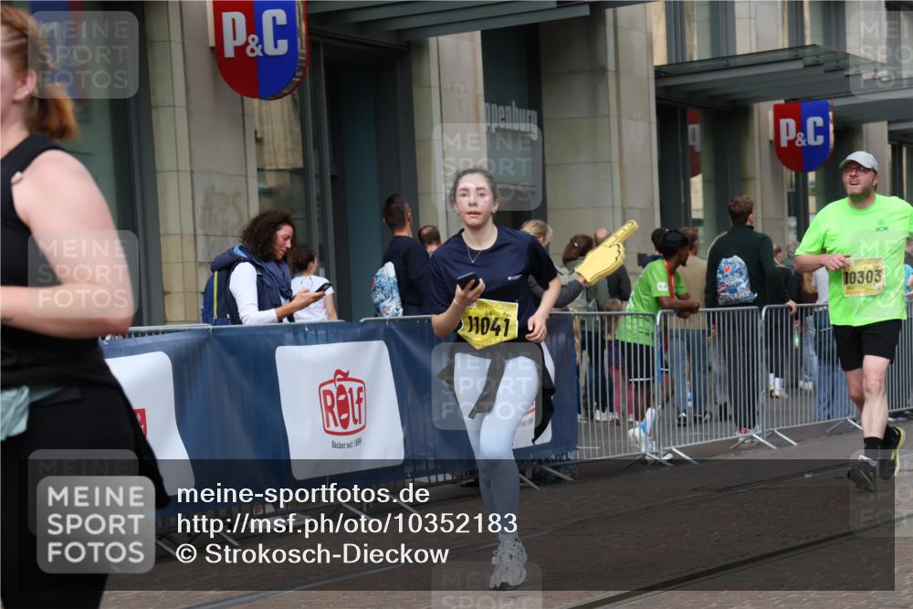 13.09.2026 - 21. swb-Marathon Bremen Strokosch-Dieckow http://msf.ph/oto/10352183 13.09.2026 11:14:15 Ziel 10303, 10395, 10396, 10519, 10705, 10722, 10784, 11041, 11140, 11173, 11186, 11363, 11408, 11703, 12100, 12112, 12431, 10402, 10491, 10586, 10799, 10854, 10880, 11027, 11233, 11535, 11864, 11902 meine-sportfotos.de