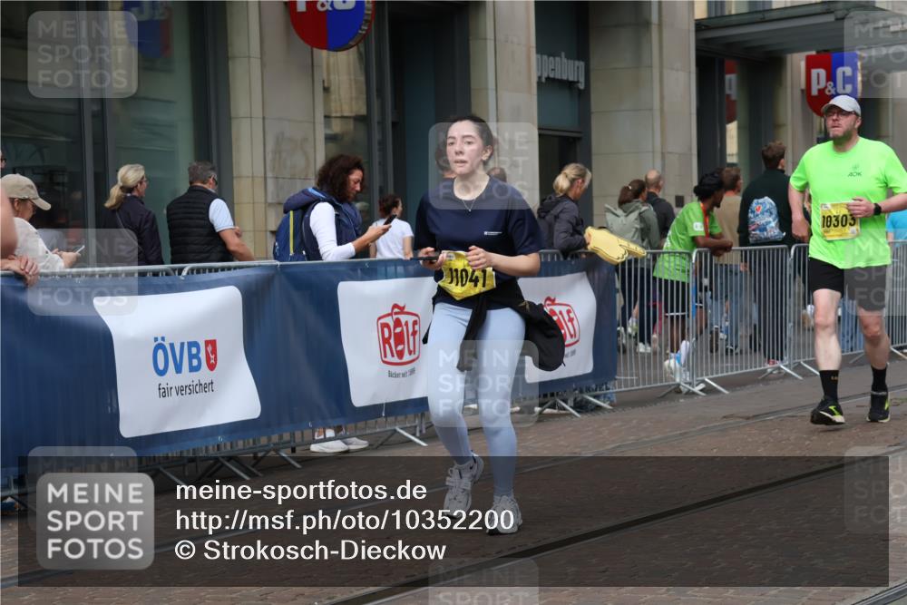 13.09.2026 - 21. swb-Marathon Bremen Strokosch-Dieckow http://msf.ph/oto/10352200 13.09.2026 11:14:15 Ziel 10303, 10395, 10396, 10519, 10705, 10722, 10784, 11041, 11140, 11173, 11186, 11363, 11408, 11703, 12100, 12112, 12431, 10402, 10491, 10586, 10799, 10854, 10880, 11027, 11233, 11535, 11864, 11902 meine-sportfotos.de
