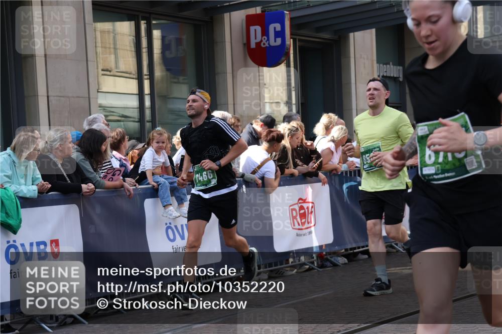 13.09.2026 - 21. swb-Marathon Bremen Strokosch-Dieckow http://msf.ph/oto/10352220 13.09.2026 13:32:27 Ziel 891, 1437, 1687, 2611, 2638, 2992, 3354, 3878, 3895, 3902, 4233, 4323, 4862, 5009, 5090, 5398, 5581, 5657, 6018, 6583, 6718, 6760, 6786, 7016, 7466, 7758, 7990, 8344, 8367, 8506, 8957, 9175, 9406, 10048, 13164, 13232, 13234, 13247, 287, 1369, 1687, 2292, 2293, 2910, 2992, 3402, 3429, 3441, 3650, 3922, 4057, 4263, 4380, 4471, 4566, 4655, 4835, 5281, 5628, 6258, 6475, 6518, 6593, 7182, 7818, 9394, 13182 meine-sportfotos.de