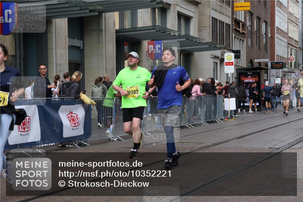 13.09.2026 - 21. swb-Marathon Bremen Strokosch-Dieckow http://msf.ph/oto/10352221 13.09.2026 11:14:16 Ziel 10303, 10395, 10396, 10519, 10705, 10722, 10784, 11041, 11097, 11098, 11140, 11173, 11186, 11363, 11408, 11703, 12100, 12112, 12431, 10395, 10396, 10402, 10491, 10586, 10799, 10854, 10880, 11027, 11233, 11535, 11864, 11902 meine-sportfotos.de