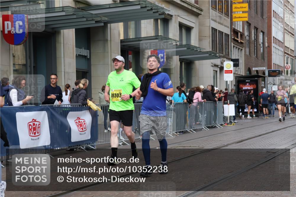 13.09.2026 - 21. swb-Marathon Bremen Strokosch-Dieckow http://msf.ph/oto/10352238 13.09.2026 11:14:16 Ziel 10303, 10395, 10396, 10519, 10705, 10722, 10784, 11041, 11097, 11098, 11140, 11173, 11186, 11363, 11408, 11703, 12100, 12112, 12431, 10395, 10396, 10402, 10491, 10586, 10799, 10854, 10880, 11027, 11233, 11535, 11864, 11902 meine-sportfotos.de