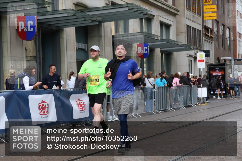 13.09.2026 - 21. swb-Marathon Bremen Strokosch-Dieckow http://msf.ph/oto/10352250 13.09.2026 11:14:16 Ziel 10303, 10395, 10396, 10519, 10705, 10722, 10784, 11041, 11097, 11098, 11140, 11173, 11186, 11363, 11408, 11703, 12100, 12112, 12431, 10395, 10396, 10402, 10491, 10586, 10799, 10854, 10880, 11027, 11233, 11535, 11864, 11902 meine-sportfotos.de