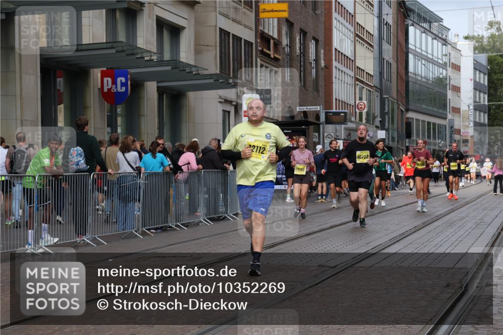 13.09.2026 - 21. swb-Marathon Bremen Strokosch-Dieckow http://msf.ph/oto/10352269 13.09.2026 11:14:20 Ziel 10303, 10519, 10557, 10705, 10722, 10805, 11041, 11097, 11098, 11140, 11173, 11186, 11288, 11363, 11408, 11876, 12112, 12193, 12431, 10395, 10396, 10402, 10491, 10586, 10784, 10854, 10880, 11027, 11173, 11233, 11363, 11535, 11703, 11864, 11902, 12100 meine-sportfotos.de
